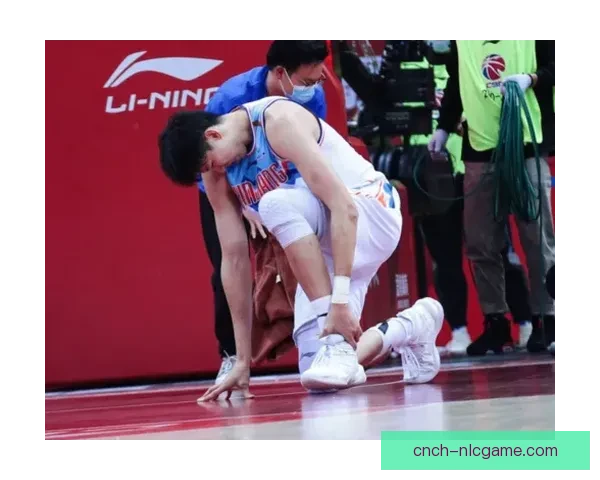 姆伯莫赛后离场略显一瘸一拐球迷祈愿伤情无碍引发关注盼早日安然